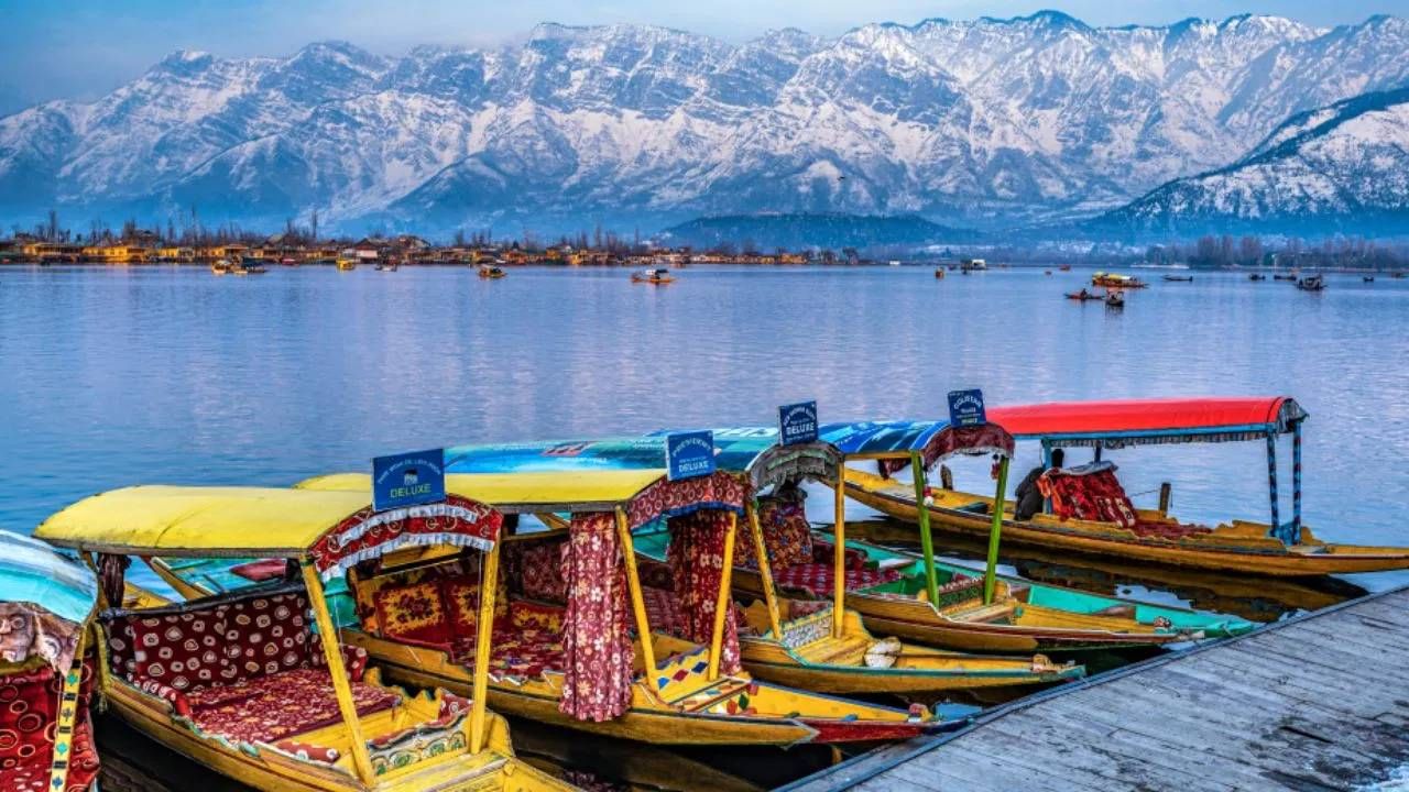 महाराष्ट्र सरकारने तिथे अडकलेल्या महाराष्ट्रीयन नागरिकांसाठी हेल्पलाईन चालू केली आहे. या मोबाईल क्रमांकावर संपर्क साधावा असे आवाहन आपत्तीव्यवस्थापन मंत्री गिरीश महाजन यांनी केले आहे.