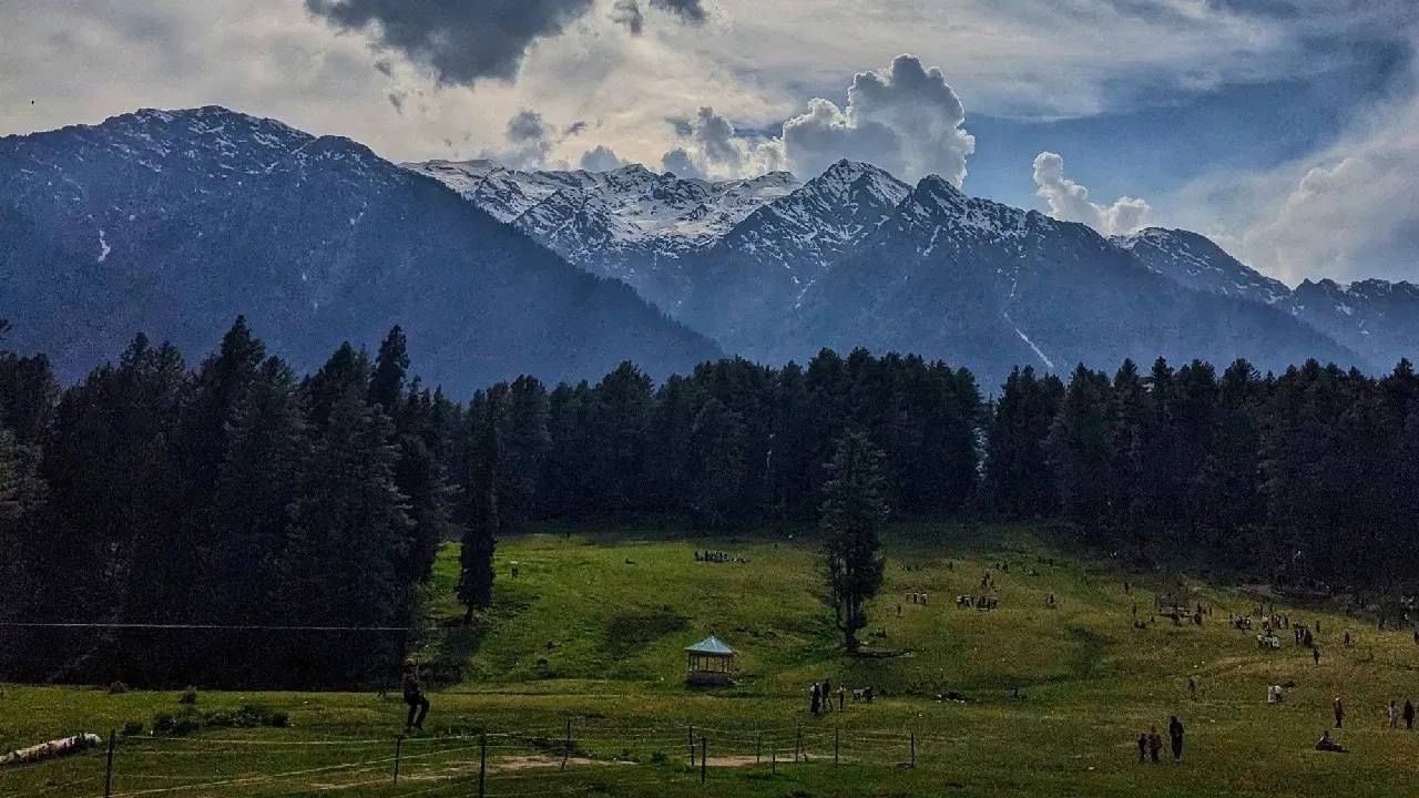 पहलगाममध्ये दहशतवादी हल्ला झाल्यानंतर आता महाराष्ट्राने तेथे फिरायला गेलेल्या महाराष्ट्रात आणण्यासाठी कारवाई चालू केली आहे.