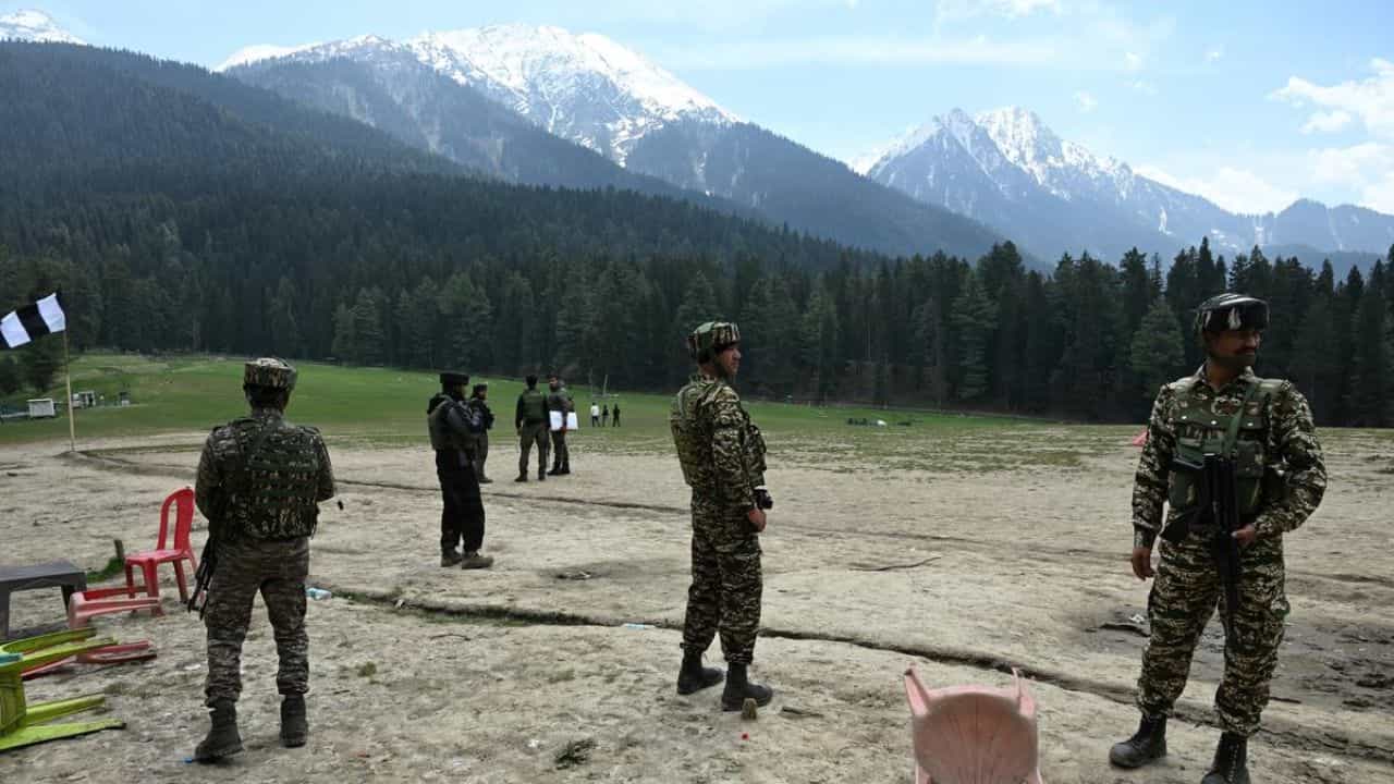 Pahalgam Attack : पहलगाम दहशतवाद्यांनी 4 वेळा लोकेशन बदललं; काश्मीरच्या घनदाट जंगलात शोध सुरू