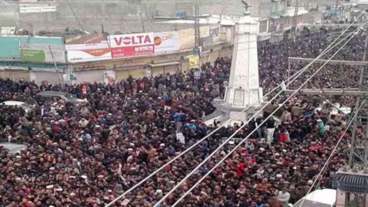 Gilgit protests 2025 : पाकिस्तान सरकारला पाकिस्तानी नागरिकही वैतागले; गिलगीटमध्ये जोरदार निदर्शने सुरू