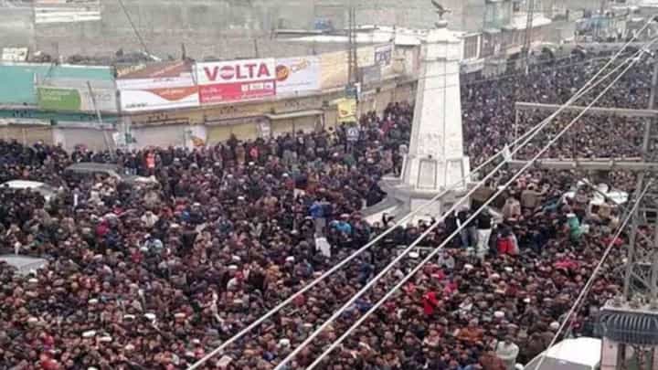 Gilgit protests 2025 : पाकिस्तान सरकारला पाकिस्तानी नागरिकही वैतागले; गिलगीटमध्ये जोरदार निदर्शने सुरू Gilgit protests 2025 : पाकिस्तान सरकारला पाकिस्तानी नागरिकही वैतागले; गिलगीटमध्ये जोरदार निदर्शने सुरू