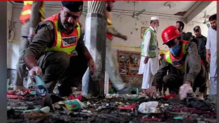 Pakistan Bomb Blast : पाकिस्तान हादरला... पेशावरमध्ये बॉम्बस्फोट, सात जणांचा मृत्यू Pakistan Bomb Blast : पाकिस्तान हादरला... पेशावरमध्ये बॉम्बस्फोट, सात जणांचा मृत्यू
