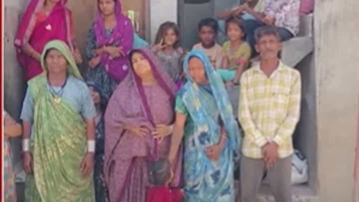 Pakistani Hindu Issue : पाकिस्तानी हिंदूंचा परत जाण्यास नकार; गुजरातमध्ये 50 कुटुंब करताय 2018 पासून वास्तव्य Pakistani Hindu Issue : पाकिस्तानी हिंदूंचा परत जाण्यास नकार; गुजरातमध्ये 50 कुटुंब करताय 2018 पासून वास्तव्य
