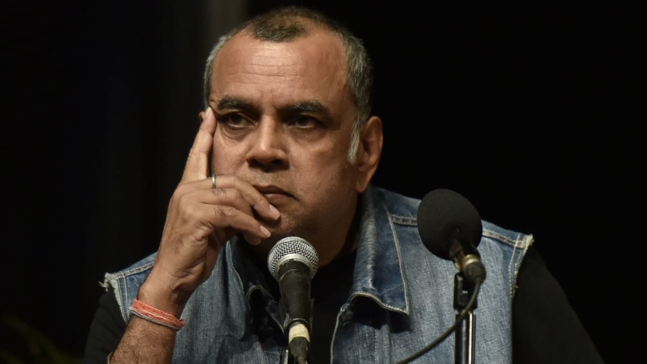 वीरू देवगन यांनी त्यांना विचारले की, मी जे सांगेन ते करशील का? यावर परेश रावल यांनी होय असे उत्तर दिले. वीरू देवगन यांनी त्यांना सांगितले की, दररोज सकाळी उठून पहिले मूत्र प्यावे. वीरू देवगन यांनी हेही सांगितले की, सर्व फायटर्स असे करतात. असे केल्याने कधीही काही त्रास होणार नाही.