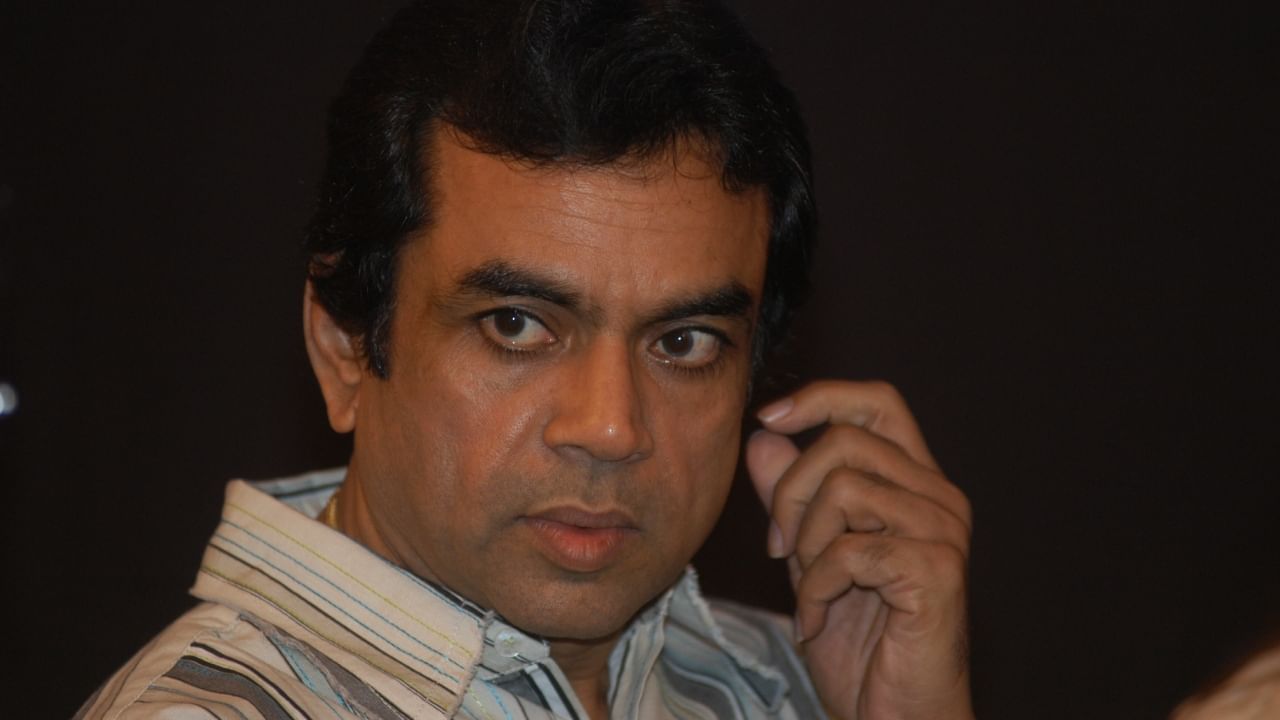 हा अभिनेता दुसरा तिसरा कोणी नसून परेश रावल आहे. त्यांनी लल्लनटॉपला दिलेल्या मुलाखतीत सांगितले की, ते 'घातक' चित्रपटाचे शूटिंग करत होते. त्यात राकेश पांडे होते. परेश रावल यांचा एक सीन होता ज्यात त्यांना राकेश पांडे यांना ओढायचे होते. असे करताना ते गुडघ्यांवर पडले आणि त्यांना दुखापत झाली.