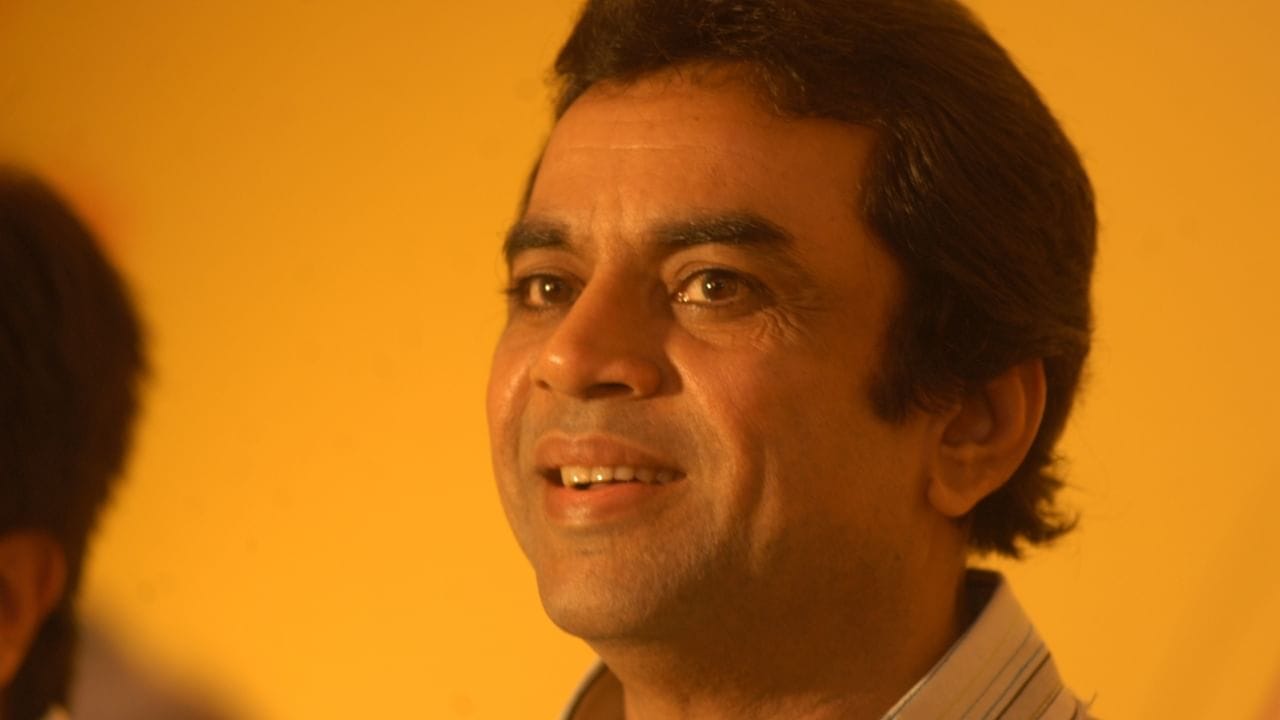 त्यामुळे परेश रावल यांना वाटू लागले की त्यांचे करिअर संपले. त्या वेळी परेश रावल यांना मुंबईतील नानावटी रुग्णालयात दाखल करण्यात आले होते. त्याच रुग्णालयात अजय देवगन यांचे वडील वीरू देवगन कोणाला तरी भेटण्यासाठी आले होते.