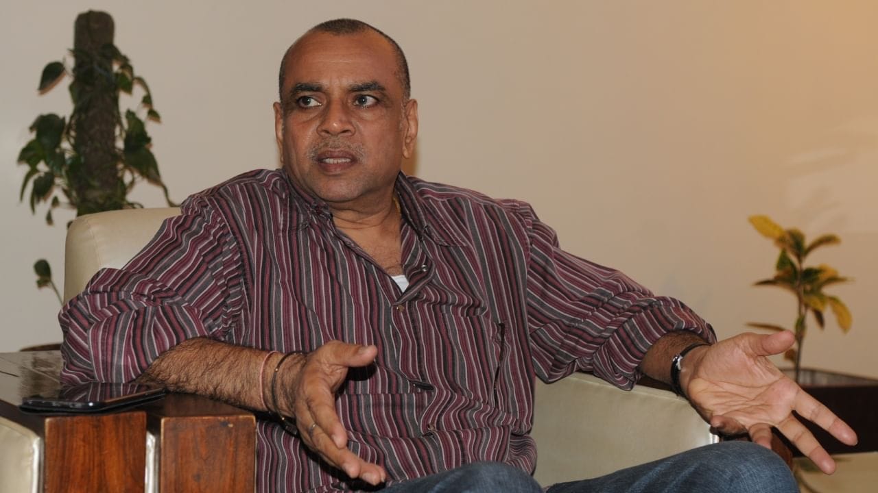 परेश रावल यांनी मुलाखतीत हेही सांगितले की, उपचारासाठी त्यांना दोन- अडीच महिने लागणार होते. म्हणजेच तोपर्यंत ते पूर्णपणे काम करू शकले नसते. पण वीरू देवगन यांच्या सल्ल्यामुळे त्यांचा पाय लवकर बरा झाला आणि ते दीड महिन्यात कामाला लागले.