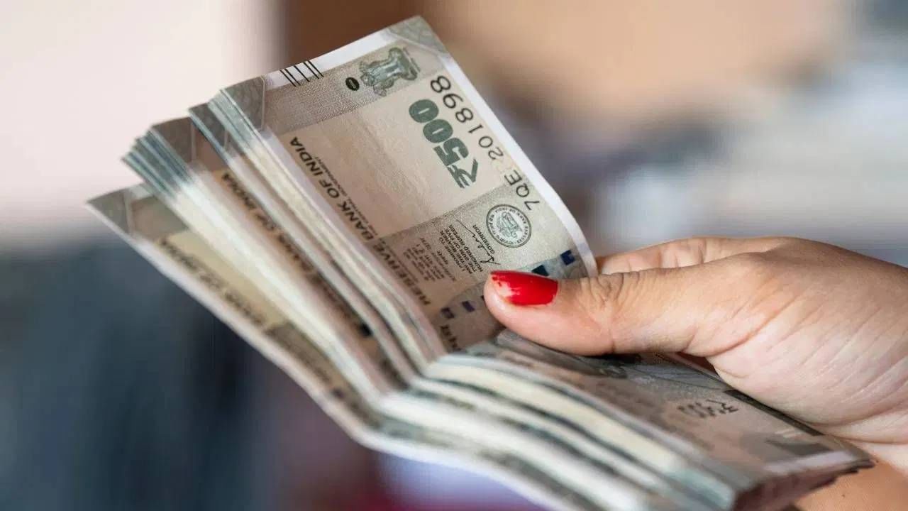 (टीप- वरच्या लेखात दिलेली माहिती ही प्राथमिक स्वरुपाची आहे. कुठेही प्रत्यक्ष वा अप्रत्यक्ष गुंतवणूक करायची असेल किंवा कोणताही आर्थिक निर्णय घ्यायचा असेल तर त्या-त्या क्षेत्रातील तज्ज्ञांचा सल्ला जरूर घ्या)