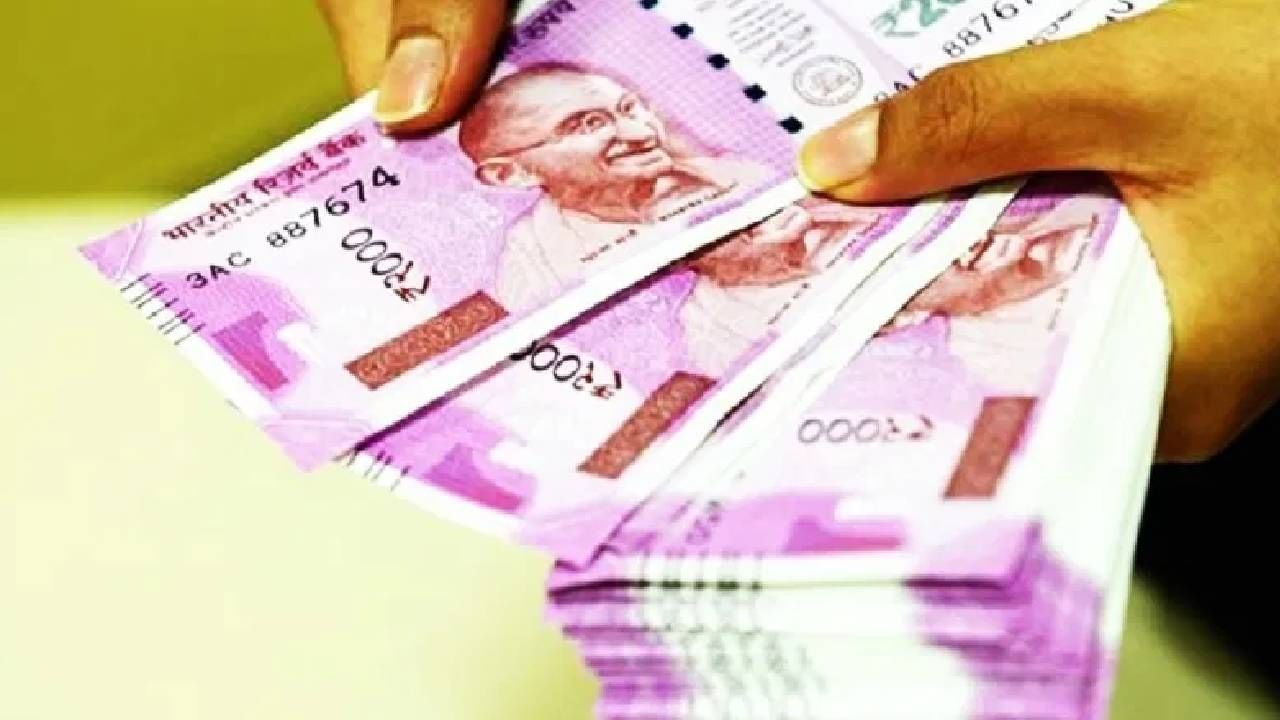 पर्सनल लोनसाठी तुमचा किमान पगार तसेच कंपनीत तुमचे पद काय? याचाही विचार केला जातो. 