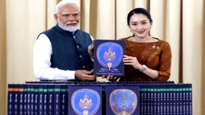 थायलंडच्या पंतप्रधानांकडून नरेंद्र मोदींना खास भेट, दिले पवित्र त्रिपिटक ग्रंथाचे 80 खंड!