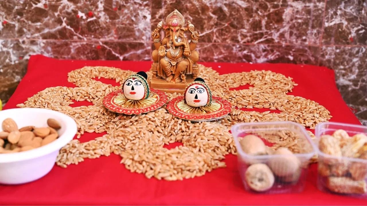 जेव्हा धार्मिक विधींमध्ये पाणी वापरले जाते तेव्हा बरेच पाणी शिल्लक राहते. जेव्हा असे होते, तेव्हा पूजा पूर्ण झाल्यानंतर, घराच्या प्रत्येक कोपऱ्यात आणि त्यातील सदस्यांवर ते पाणी शिंपडणं योग्य आहे. मग तुम्ही उरलेलं पाणी तुमच्या बागेत किंवा तलावात ओतू शकता.