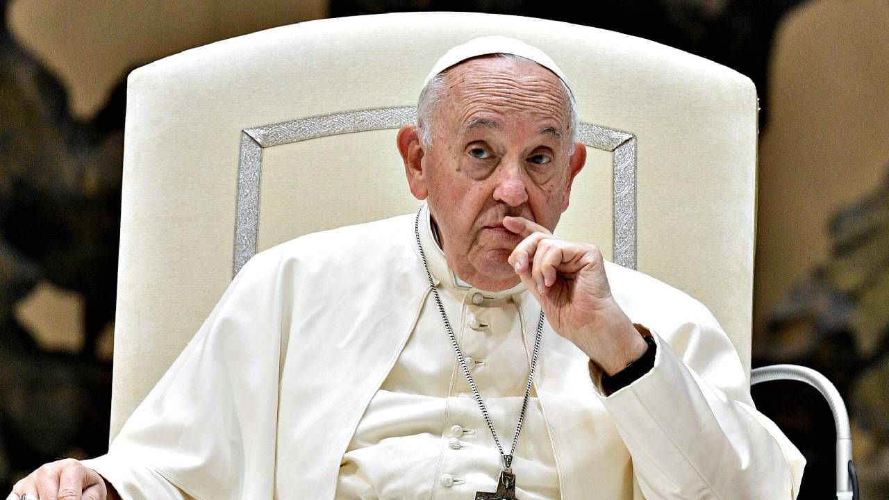 पोप यांना त्यांच्या कामासाठी वेतनसुद्धा मिळतं. पोप यांना मासिक वेतन मिळण्याची परंपरा आहे. हा पगार दरमहा 32 हजार डॉलर इतका असतो. ही रक्कम वार्षिक 3,84000 डॉलर इतकी होते. म्हणजेच पोप फ्रान्सिस यांना प्रत्येक महिन्याला 26,52,480 रुपये पगार मिळायचा. ही रक्कम वर्षाला जवळपास 31,829,760 रुपये इतकी होते. परंतु पोप फ्रान्सिस यांनी 2013 मध्ये पदभार स्वीकारल्यापासून पगार घेण्यास नकार दिला होता. ते त्यांचा संपूर्ण पगार गरजूंना दान करायचे. 
