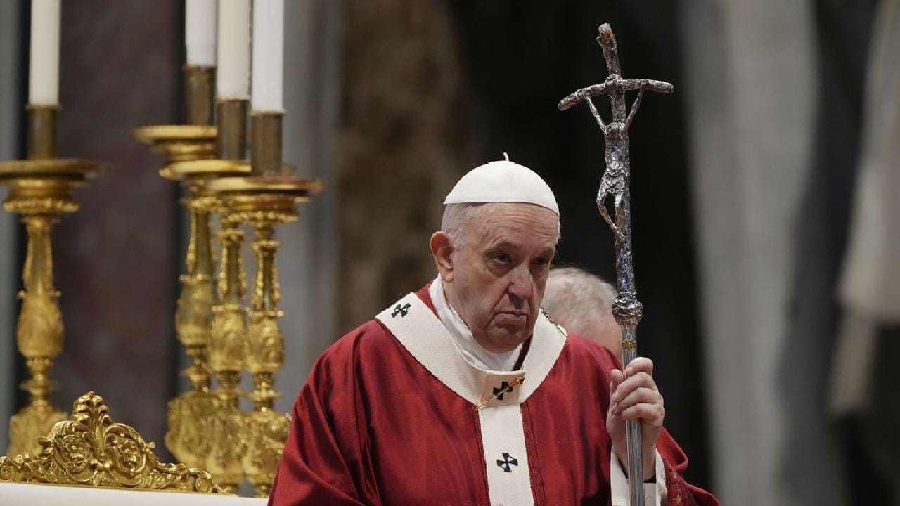 एका इटालियन व्यावसायिक वृत्तपत्रानुसार, पोप फ्रान्सिस यांच्याकडे इटलीमध्ये लाखो डॉलर्सची रिअल इस्टेट संपत्ती आहे. या अहवालात पोप यांच्या मालकीच्या 10 मालमत्तांची यादी आहे. ज्यांची एकूण अंदाजे किंमत 10.3 दशलक्ष डॉलर आहे. पोप यांच्या मालकीची सर्वांत मौल्यवान मालमत्ता म्हणजे रोम शहराबाहेरील फ्रास्कॅटी शहरातील एक व्हिला. या व्हिलाची किंमत 5.1 दशलक्ष डॉलर्स एवढी आहे. पोप यांचं व्हॅटिकन सिटीमध्ये दोन बेडरुमचं अपार्टमेंट आहे. ज्याची किंमत अंदाजे 1.03 दशलक्ष डॉलर आहे. यातील बहुतेक मालमत्ता त्यांना भेट म्हणून देण्यात आल्या होत्या. 
