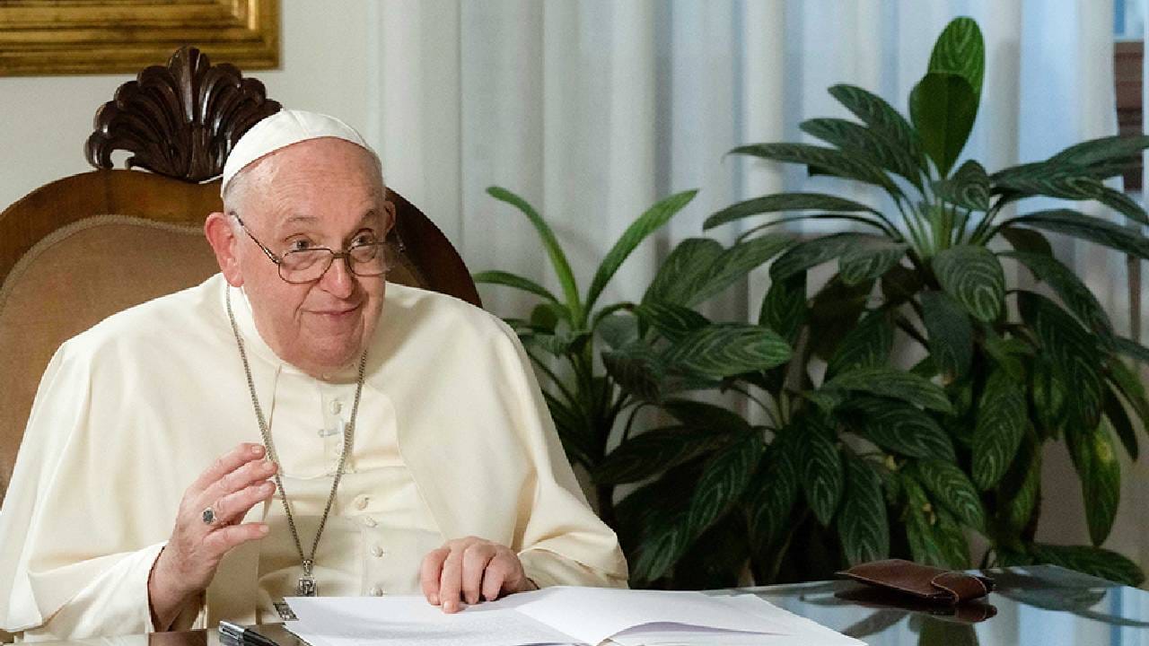 caclubindia च्या अहवालानुसार, पोप यांची एकूण संपत्ती सुमारे 25 दशलक्ष डॉलर (2,07,23,75,000 अब्ज रुपये) आहे. ही त्यांची वैयक्तिक संपत्ती नाही, तर पोप म्हणून त्यांच्या पदामुळे त्यांनी ती मिळवली होती. 
