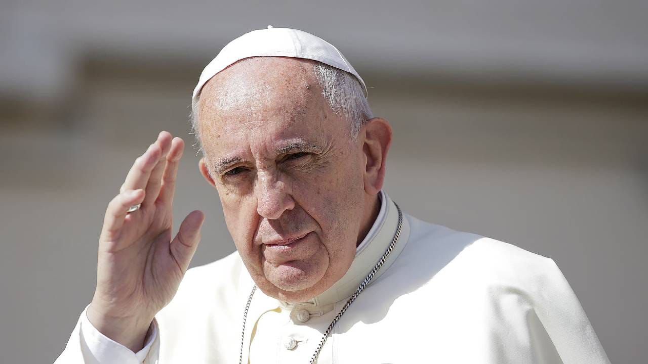 पोप यांच्या नावावर किमान पाच आलिशान कार, अनेक प्रॉपर्टी आणि इतर गोष्टी आहेत. मीडिया रिपोर्ट्सनुसार, पोप यांना दरवर्षी कोट्यवधी रुपयांची देणगी आणि भेटवस्तू मिळतात, जे चर्चकडे जातात. पोप स्वत:कडे कोणत्याही भेटवस्तू किंवा देणग्या ठेवत नाहीत. 
