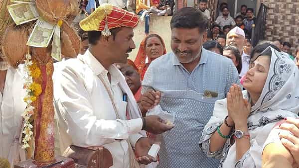 अभिनेत्री प्राजक्ता माळीने गावच्या कावडीचे काही फोटो आणि व्हिडीओ पोस्ट केले आहेत. तिच्या या फोटोंनी नेटकऱ्यांचं लक्ष वेधलंय. प्राजक्ताने सहकुटुंब तुळजाभवानीचंही दर्शन घेतलं आहे.