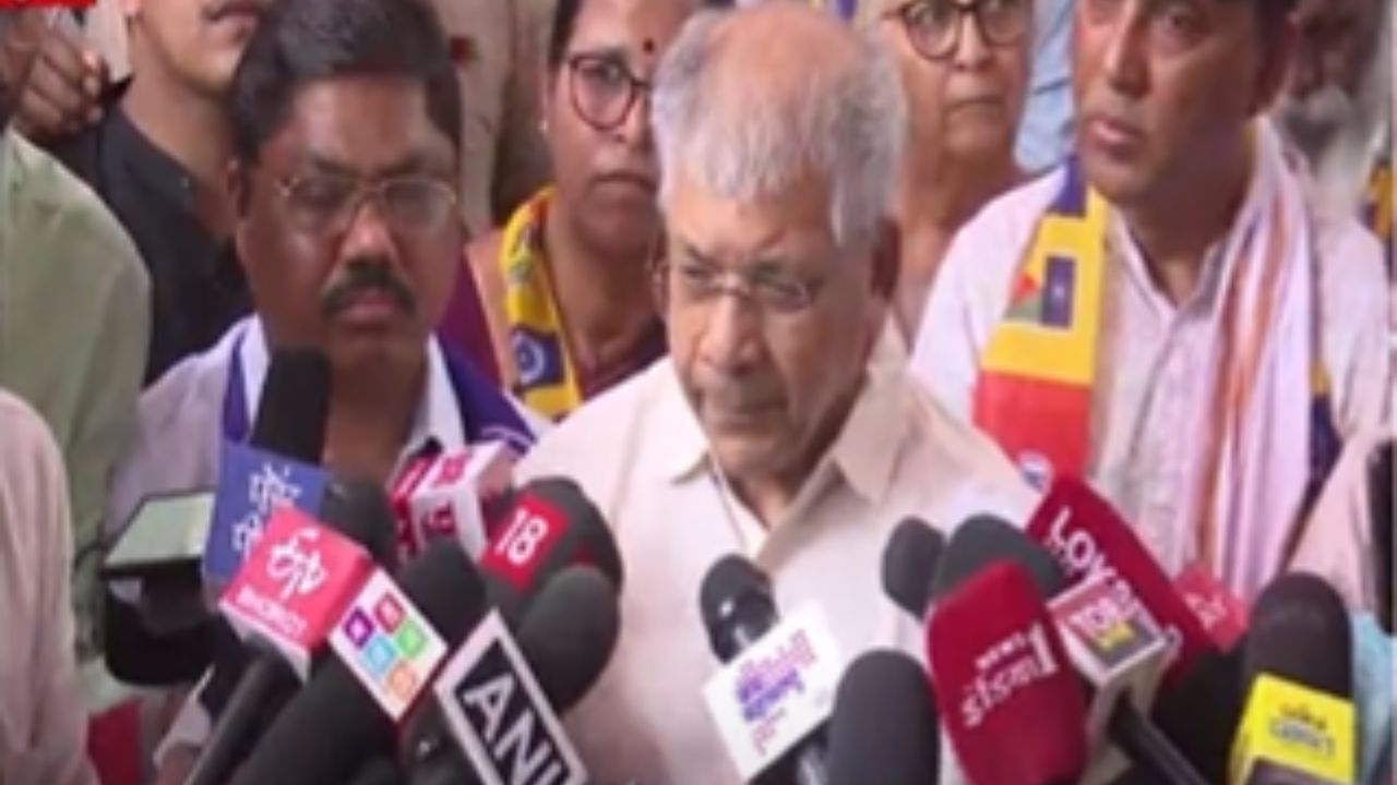 Prakash Ambedkar : '.. तर सेन्सॉर बोर्ड सदस्यांच्या घरासमोर आंदोलन करु', प्रकाश आंबेडकरांचा इशारा