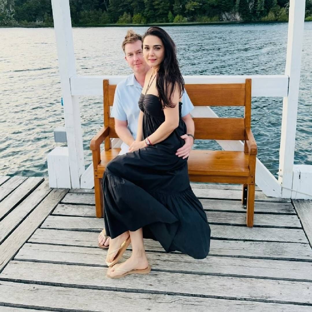 'माझा पती नास्तिक असल्याने आम्ही मुलांना हिंदू संस्कृतीविषयी शिकवतोय. दुर्दैवाने मला सतत टीकेचा सामना करावा लागतोय आणि प्रत्येकवेळी माझ्या निवडीचं राजकारण करून माझ्याकडून हा छोटा आनंद हिरावून घेतला जातो. मला असं वाटतंय की मी कोण आहे याबद्दल किंवा माझ्या मुलांना त्यांच्या धर्माबद्दल शिकवण्यात अभिमान आहे याबद्दल सतत उत्तर देत राहावं लागेल', असं तिने पुढे म्हटलंय.  
