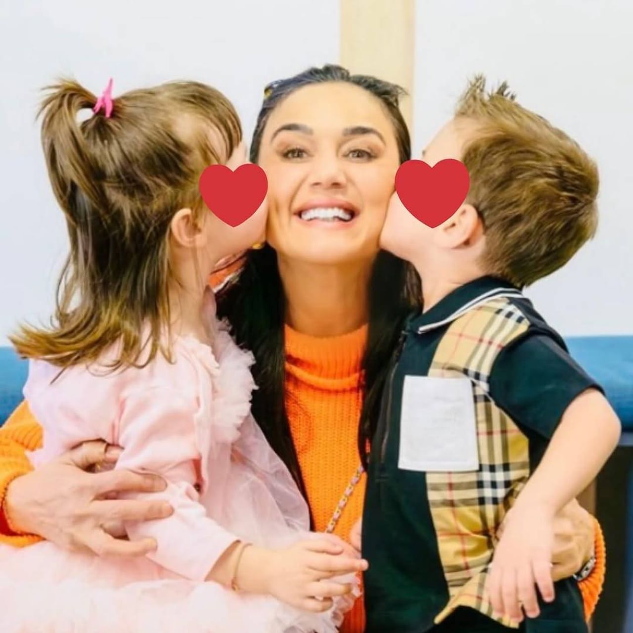 अभिनेत्री प्रिती झिंटा तिच्या बेधडक स्वभावासाठी ओळखली जाते. सोशल मीडियावर एका युजरच्या प्रश्नाचं उत्तर देताना प्रितीने तिच्या मुलांच्या धर्माविषयी सांगितलं. आपली मुलं कोणता धर्म पाळतात, याचा खुलासा तिने केला आहे. 
