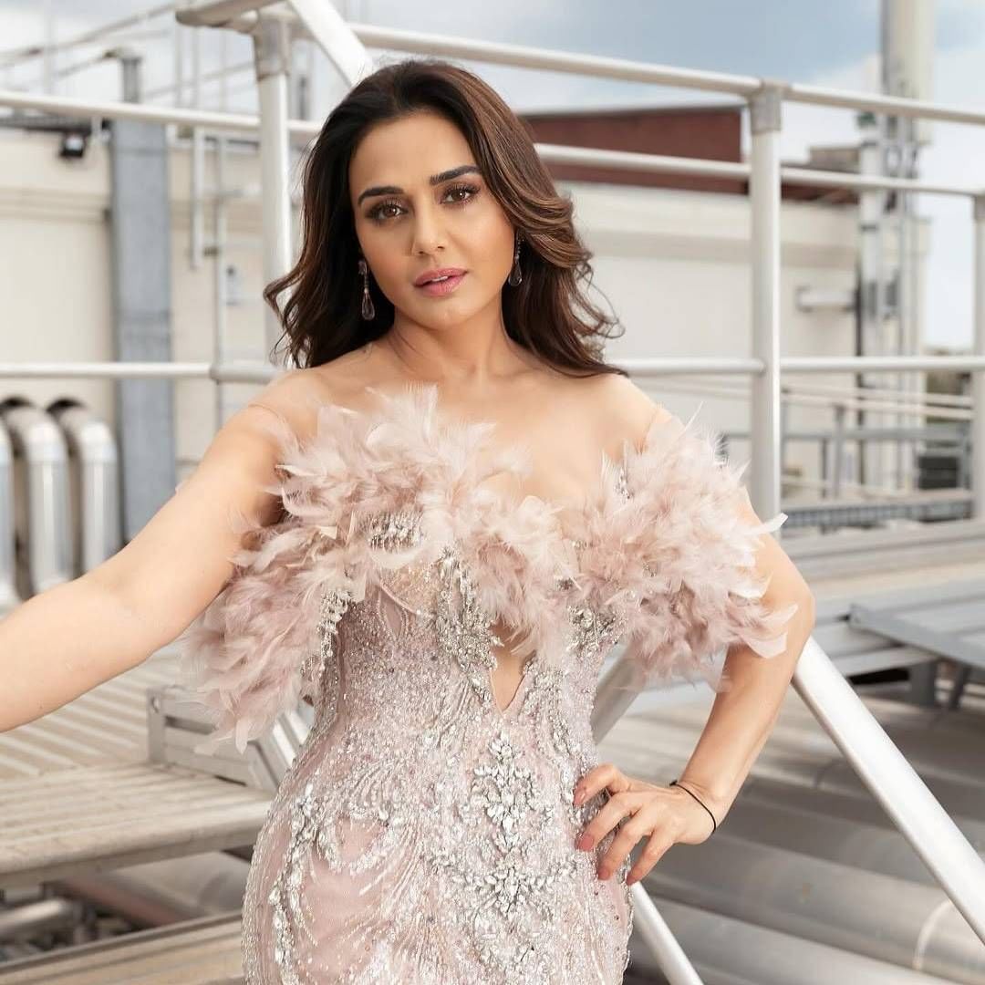 एका युजरच्या प्रश्नाचं उत्तर देताना तिची मुलं कोणत्या धर्माचं पालन करतात हे प्रितीने स्पष्ट केलं. तिने लिहिलं, 'मला माफ करा, पण मी यावर अचानकपणे बोलतेय. या प्रश्नामुळे मला PTSD चा (Post-Traumatic Stress Disorder, मनावर आघात करणारी एखादी घटना घडल्यानंतर निर्माण झालेला तणाव) त्रास होतो. आई बनल्यानंतर आणि परदेशात राहिल्यानंतर मी याची खात्री करते की माझ्या मुलांनी विसरू नये की ते अर्धे भारतीय आहेत.' 
