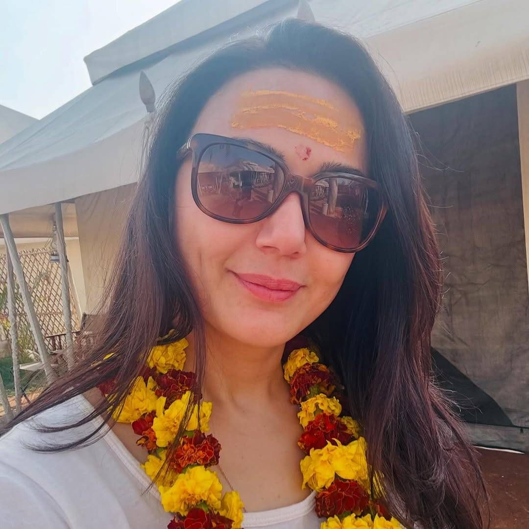 प्रिती झिंटा राजकारणात पाऊल ठेवणार असून ती भाजपमध्ये प्रवेश करणार असल्याच्या चर्चांना उधाण आलं होतं. यावरही तिने सडेतोड उत्तर दिलंय. 'सोशल मीडियावरील लोकांची हीच समस्या आहे, प्रत्येकजण इतरांबद्दल फक्त मनं बनवू लागला आहे. मंदिरात जाणं, महाकुंभला जाणं आणि मी कोण आहे, माझी ओळख काय आहे याबद्दल अभिमान बाळगणं यांचा अर्थ असा होत नाही की मी राजकारणात किंवा भाजपमध्ये प्रवेश करणार आहे', असं तिने स्पष्ट केलं. 
