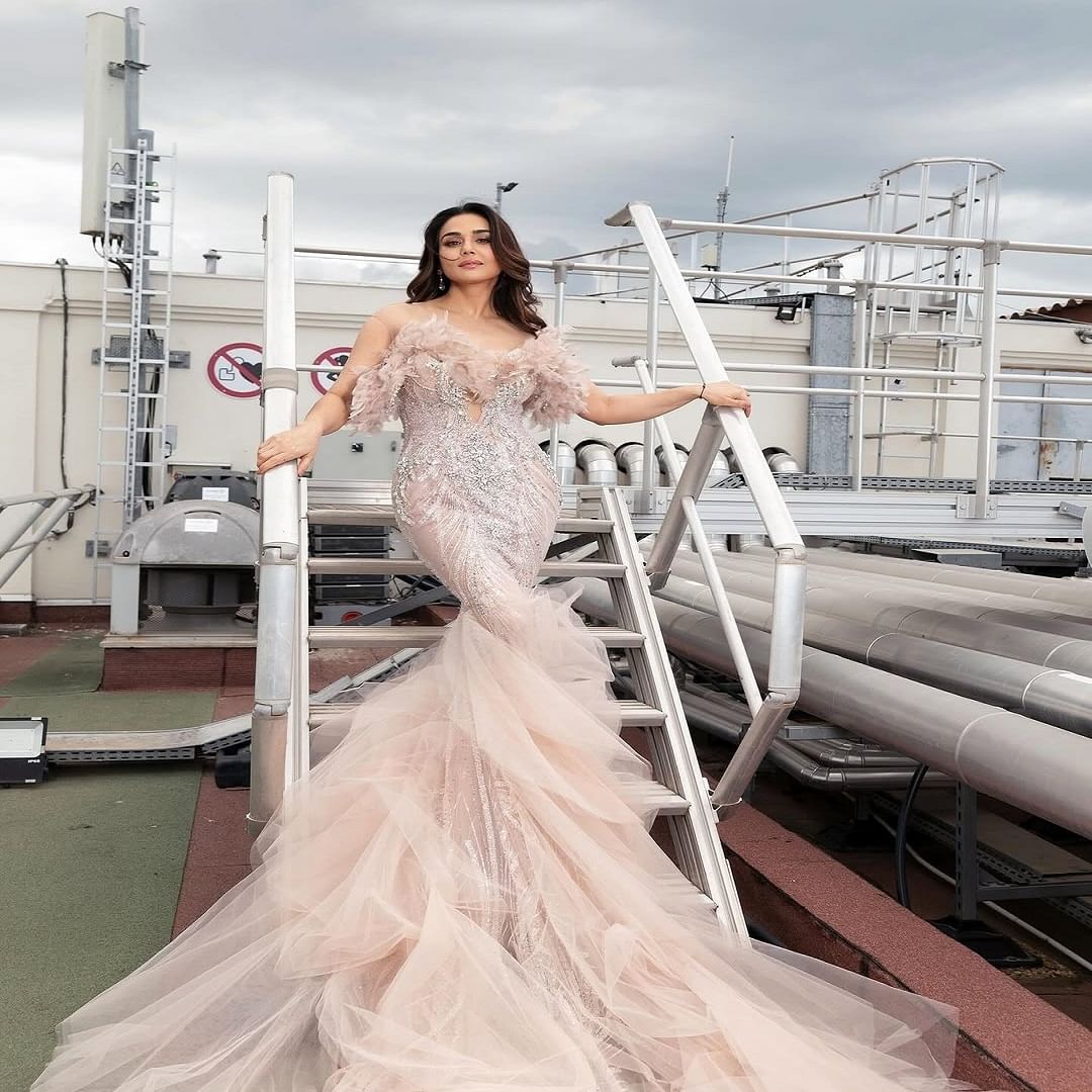 अभिनेत्री प्रिती झिंटा हिने नुकताच सोशल मीडियावर काही फोटो पोस्ट केले आहेत. सध्या सर्वत्र फक्त आणि फक्त प्रिती हिच्या फोटोंची चर्चा रंगली आहे. चाहत्यांना देखील अभिनेत्रीचा लूक प्रचंड आवडला आहे.