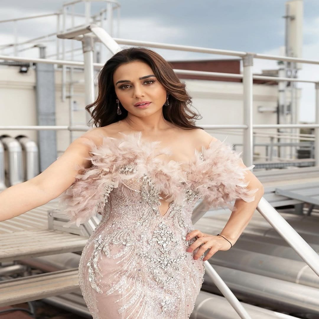 प्रितीने स्वतःचे काही फोटो इन्स्टाग्रामवर पोस्ट केले आहेत. फोटोंमध्ये अभिनेत्री प्रचंड सुंदर दिसत आहे. चाहत्यांना देखील अभिनेत्रीचा लूक आवडला आहे.