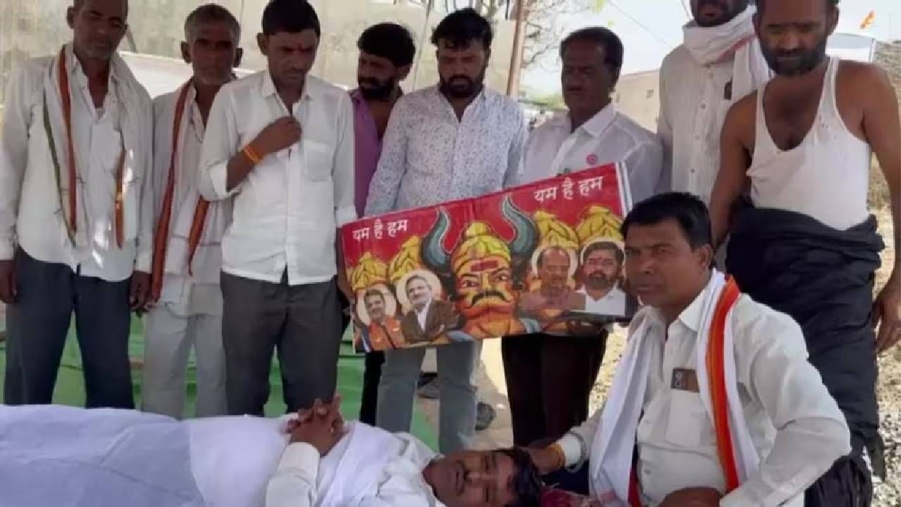 जिवंत शिवसैनिकाला अखेर स्मशानात जाऊन तिरडीवर झोपावं लागलं, कारण.... जिवंत शिवसैनिकाला अखेर स्मशानात जाऊन तिरडीवर झोपावं लागलं, कारण....
