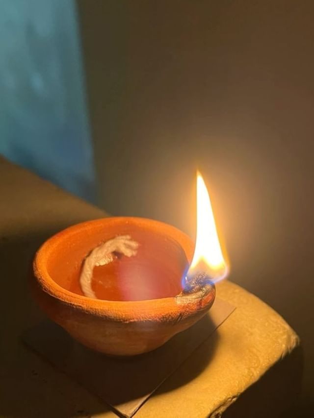 घरात या ठिकाणी रोज लावा दिवा, पैशांचा होईल वर्षाव अन् आजारपण होईल दूर