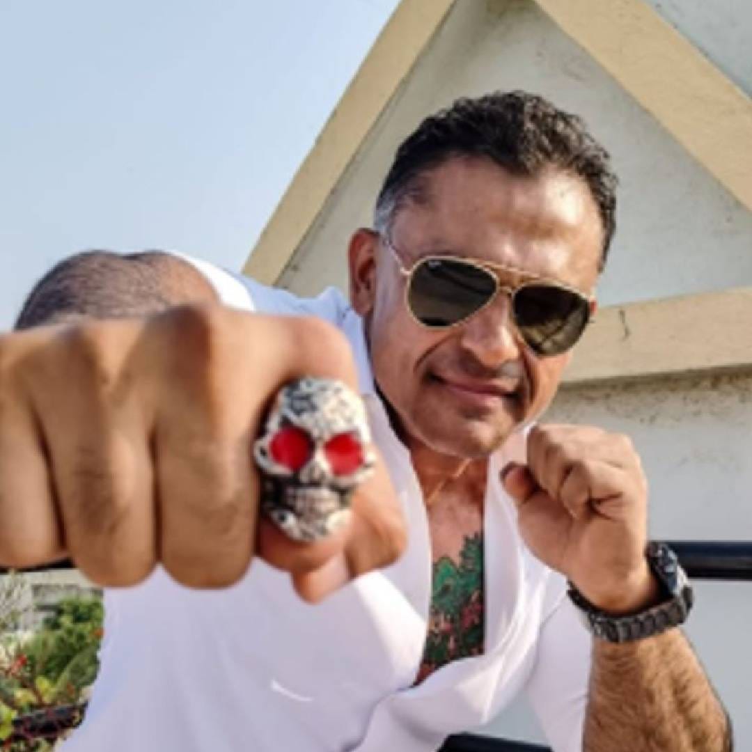 "मी जरी माझ्या भावनिक संघर्षाला दाखवत नसलो तरी माझ्यावर त्या गोष्टींचा खूप परिणाम झाला आहे. मी सर्वात जास्त सहन केलंय. माझ्या ओळखीवर, अस्तित्वावर चिखलफेक झाली. माझ्या चारित्र्यावर लांछन लागले. कशासाठी? मी काहीच केलं नव्हतं. जर मी काही चुकीचं केलं असेन तर माझ्यात इतकी हिंमत आहे की मी माझा गुन्हा कबुल करेन", असं तो म्हणाला. 
