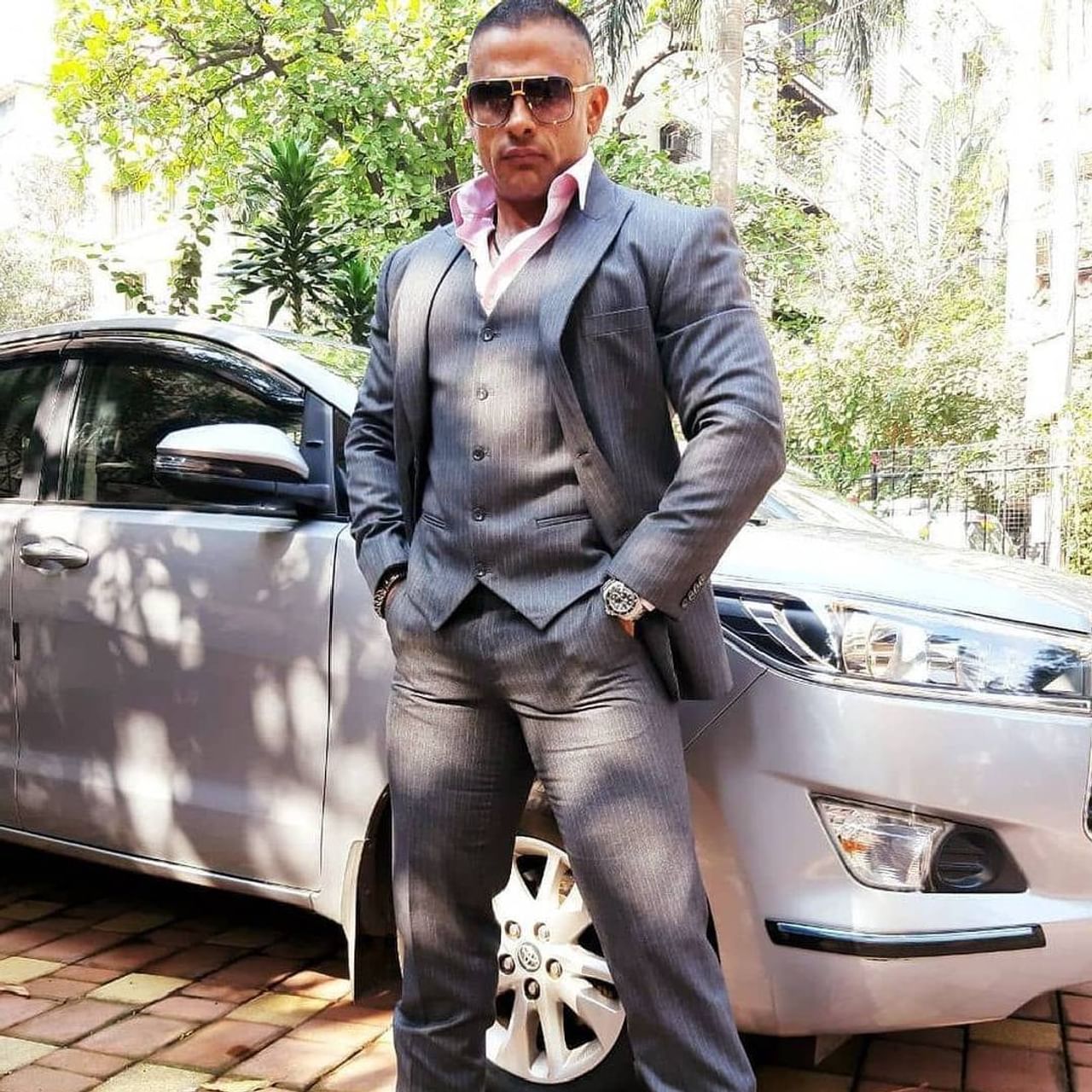 दिग्दर्शक महेश भट्ट यांचा मुलगा आणि अभिनेत्री आलिया भट्टचा सावत्र भाऊ राहुल भट्ट सध्या चर्चेत आहे. नुकत्याच दिलेल्या एका मुलाखतीत राहुलने काही वादग्रस्त वक्तव्ये केली आहेत. त्याची ही मुलाखत सोशल मीडियावर व्हायरल झाली आहे. 
