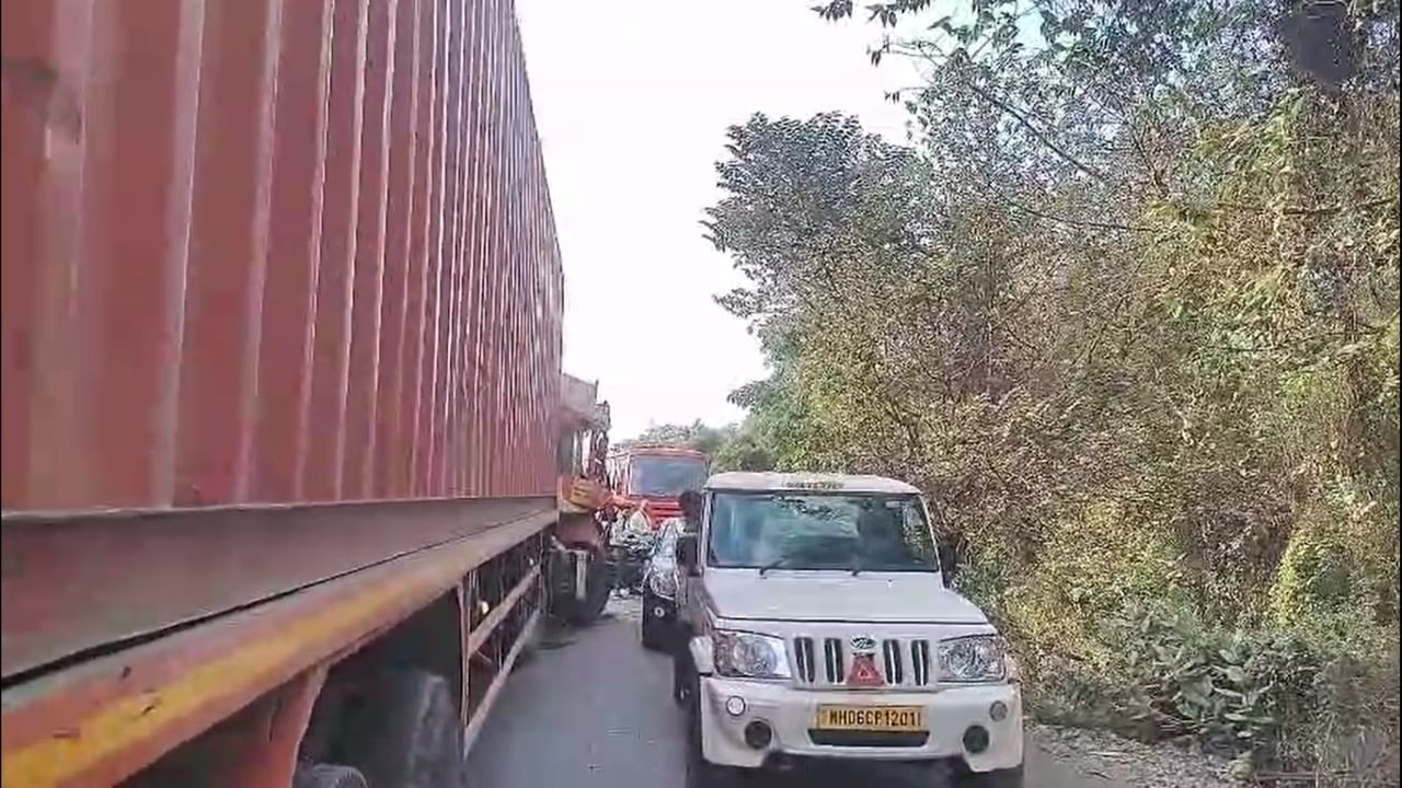 या अपघातामुळे महामार्गावर गेल्या अर्धा तासांपासून मोठी वाहतूक कोंडी पाहायला मिळाली.