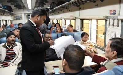 वेटरचे रेल्वे तिकीटाचे रॅकेट, अधिकाऱ्यांचे बनावट शिक्के अन् सही करत महिन्याला लाखोंची कमाई