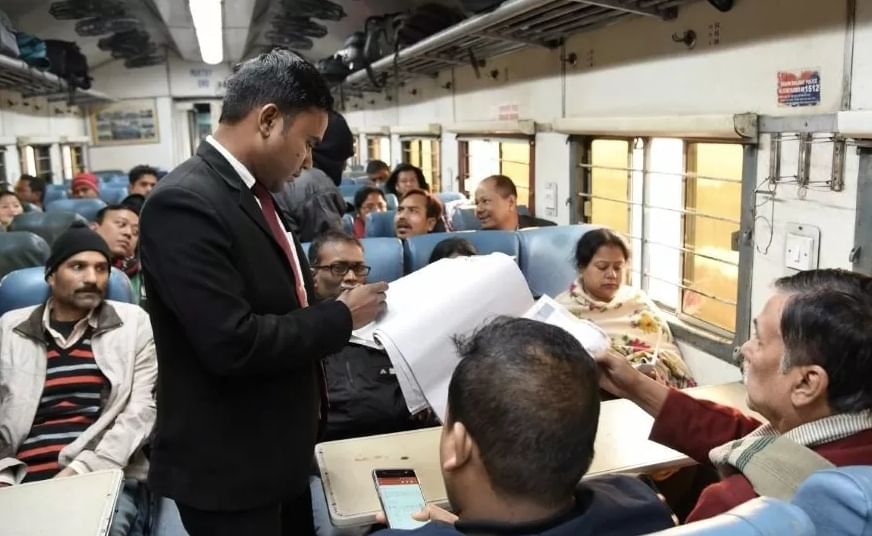 वेटरचे रेल्वे तिकीटाचे रॅकेट, अधिकाऱ्यांचे बनावट शिक्के अन् सही करत महिन्याला लाखोंची कमाई