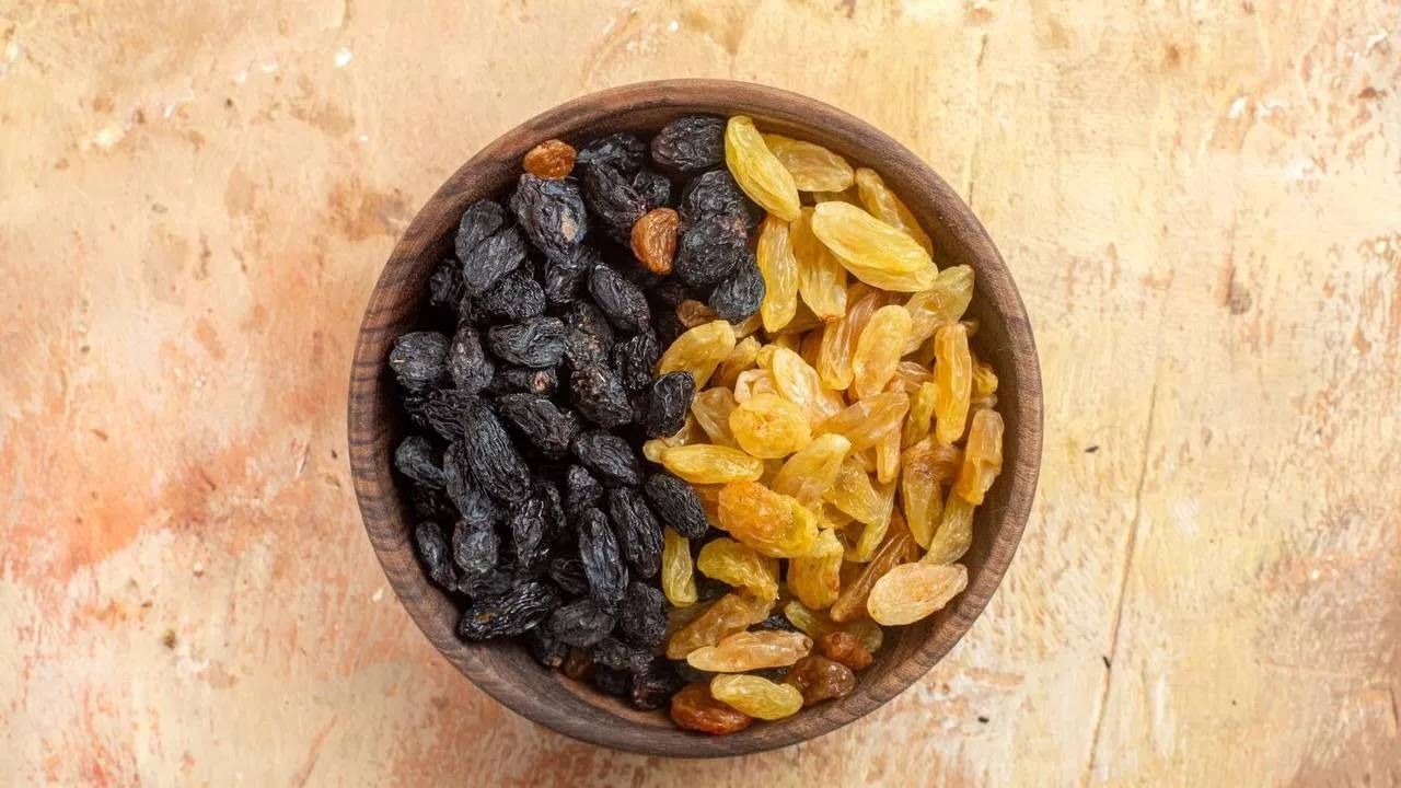 उन्हाळ्यात मनुके खाताना 'या' गोष्टी ठेवा लक्षात, अन्यथा बिघडेल तुमचे आरोग्य