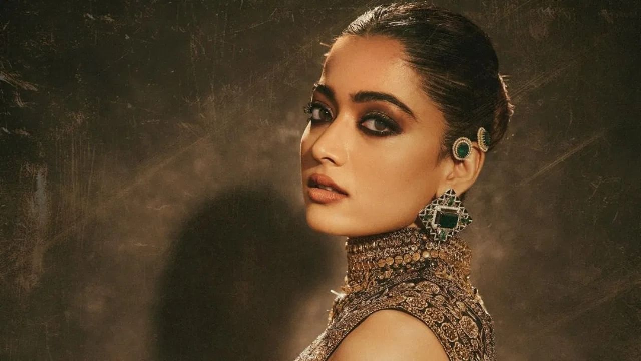 रश्मिका मंदाना हिच्याकडे सुमारे 40 लाख रुपयांची ऑडी Q3, 50 लाख रुपयांची मर्सिडीज बेंझ सी-क्लास आणि टोयोटा इनोव्हा आणि ह्युंदाई क्रेटा आहे. अभिनेत्री रॉयल आयुष्य जगते.