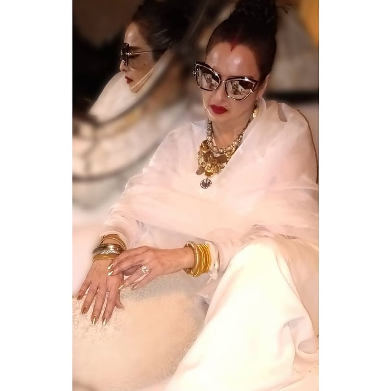 आपल्या अभिनयानं लोकांच्या मनावर अधिराज्य गाजवणाऱ्या अभिनेत्री रेखा यांची क्रेझ आजही चाहत्यांमध्ये दिसून येते. 