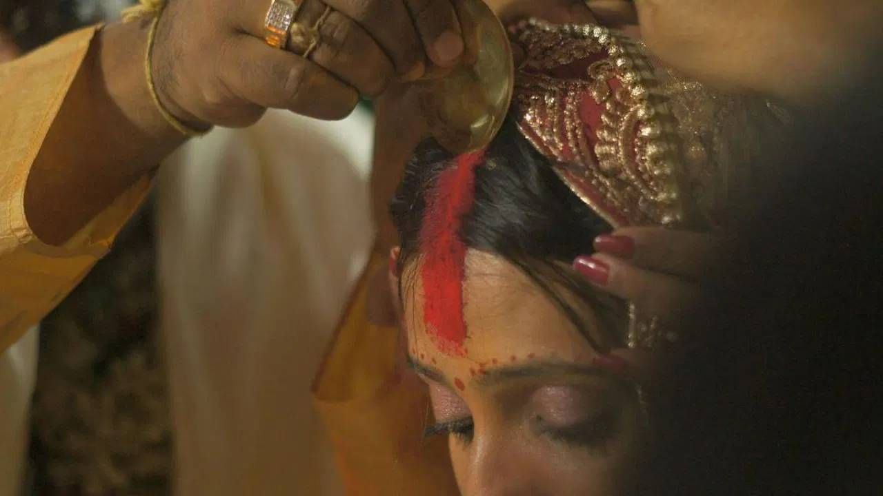 आजही घरातील वडीलधाऱ्या महिला या विवाहित स्त्रियांना भांगामध्ये नीट कुंकू लावायला सांगतात, मात्र कपाळ तसंच उघडंबोडकं ठेवलं तर त्या नावे ठेवतात. तुमच्या आजी-पणजीने घालून दिलेला हा नियम तुम्हाला विचित्र वाटू शकतो. तुम्हाला ते मिथक वाटू शकते. पण आजीच्या या मान्यता, धार्मिक, अध्यात्मिक, परंपरागत ज्ञान, अनुभव आणि शिक्षणाच्या आधारेच आल्या आहेत.