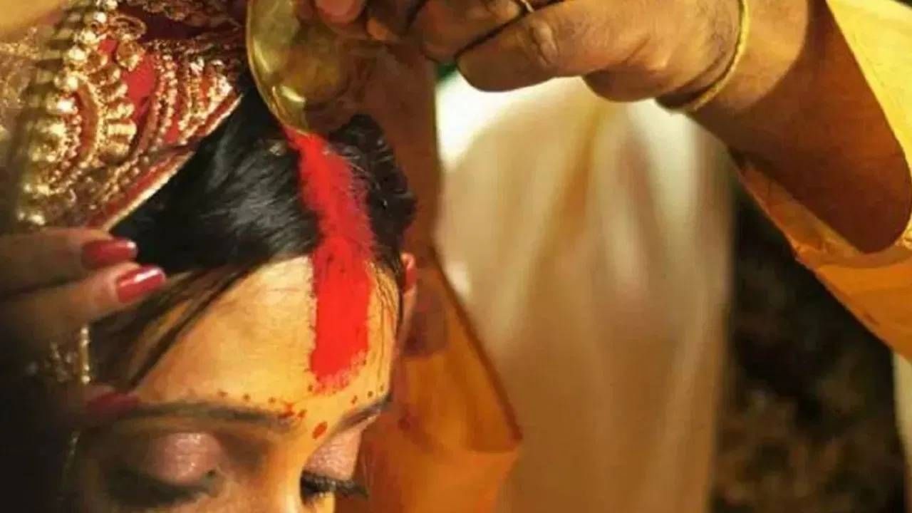 हिंदू धर्माशी निगडीत प्राचीन समजुती देखील विज्ञानात महत्वाच्या मानल्या जातात. हिंदू धर्मात लग्नानंतर केसांमध्ये कुंकू अथवा सिंदूर लावण्याची परंपरा आहे.शास्त्रानुसार सिंदूरमध्ये हळद, चुना आणि पारा यासारख्या गोष्टी असतात. या तिन्हींच्या मिश्रणाने शरीरातील रक्तदाब नियंत्रणात राहतो आणि मानसिक ताणही कमी होतो.