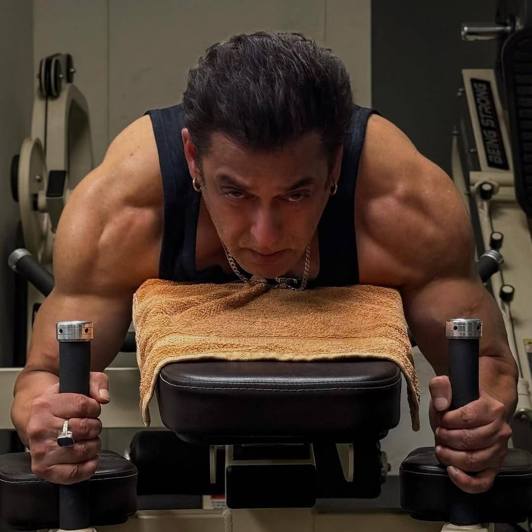 हे फोटो जिममधील असून सलमान त्यात वर्कआऊट करताना दिसत आहे. यातल्या पहिल्या फोटोमध्ये सलमानची शरीरयष्टी स्पष्ट पहायला मिळतेय. 'प्रेरणेसाठी धन्यवाद..' असं कॅप्शन देत त्याने हे फोटो पोस्ट केले आहेत. ट्रोलिंगमुळे जिममध्ये आणखी मेहनत घेण्याची प्रेरणा मिळाल्याचं त्याने म्हटलंय. 
