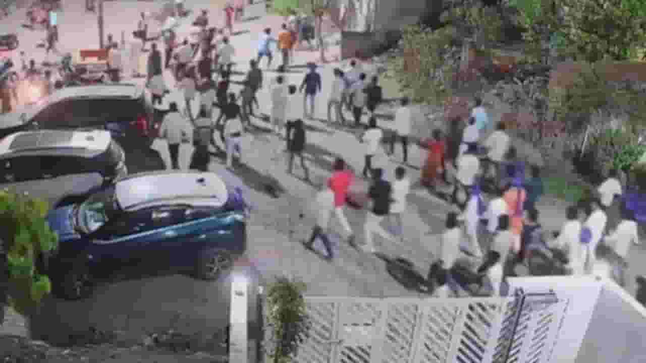 Sambhajinagar News : संभाजीनगरमध्ये मध्यरात्री 2 गटात राडा Sambhajinagar News : संभाजीनगरमध्ये मध्यरात्री 2 गटात राडा