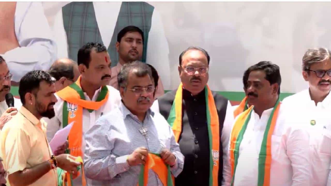 Sangram Thopate : काँग्रेसच्या माजी आमदाराचा भाजपात प्रवेश, बड्या नेत्यांच्या उपस्थितीत हाती घेतलं 'कमळ' अन्...