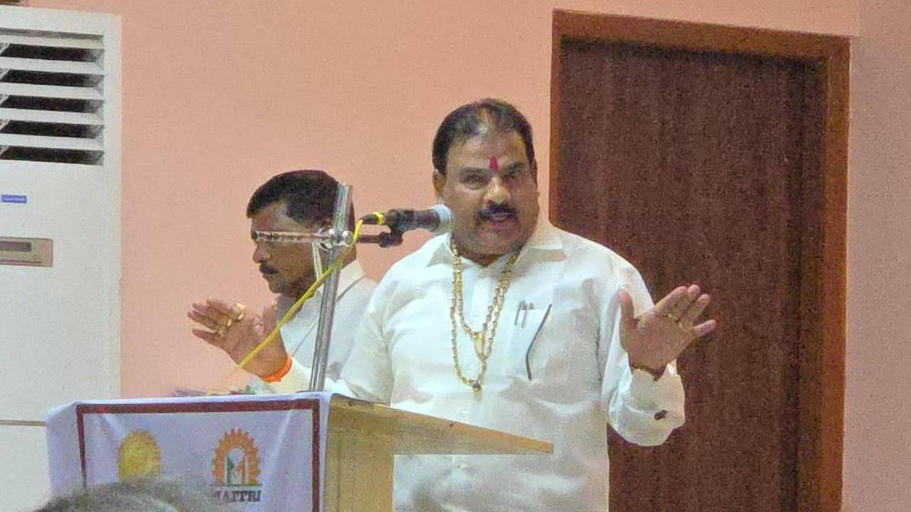 पहलगाम हल्ल्यानंतर संपूर्ण देश संतापलेला असताना या हल्ल्याचा बदला घेण्यात यावा अशी मागणी केली जात आहे. विशेष म्हणजे पंतप्रधान नरेंद्र मोदी यांनीदेखील या हल्ल्याचा बदला घेतला जाईल, असा उघड इशाराच दिला आहे. दरम्यान, एकनाथ शिंदे यांच्या पक्षातील नेते तथा आमदार संजय गायकवाड यांनी नरेंद्र मोदींकडे मागणी केली आहे.