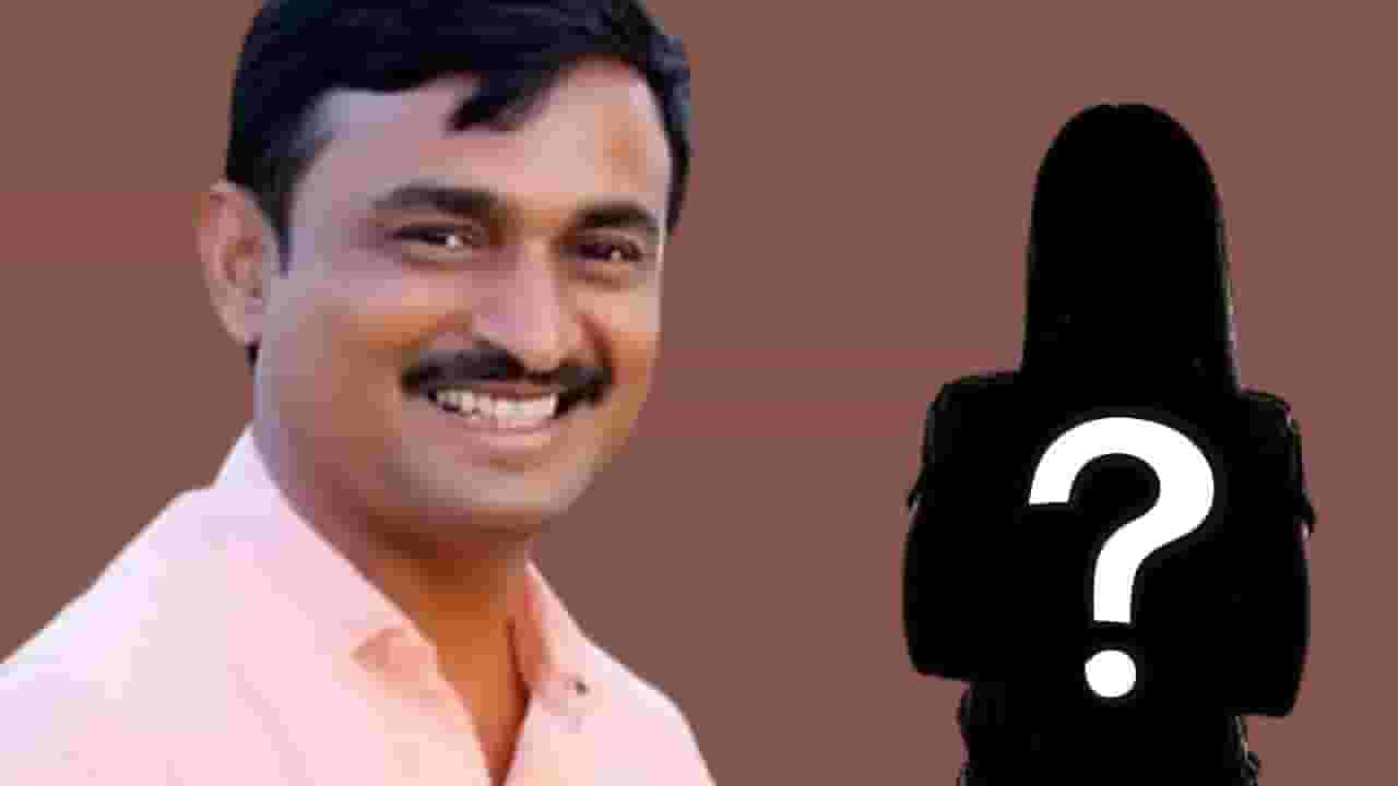 Santosh Deshmukh Case : संतोष देशमुखांच्या घराजवळ फिरणारी 'ती' महिला कोण? Santosh Deshmukh Case : संतोष देशमुखांच्या घराजवळ फिरणारी 'ती' महिला कोण?