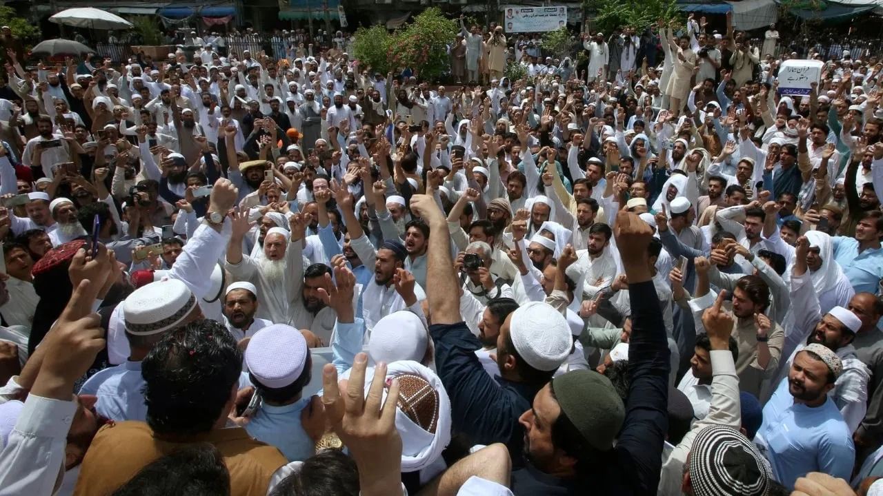 भारत, पाकिस्तान, बांगलादेश आणि अफगाणिस्तानमधील अनेक मुस्लिम कुटुंबांनी शाह आडनाव म्हणून स्वीकारलं आहे. शाह आडनाव बहुतेकदा इराण, काश्मीर, मध्य आशियातील किंवा सूफी परंपरेशी संबंधित कुटुंबांमध्ये आढळतं.