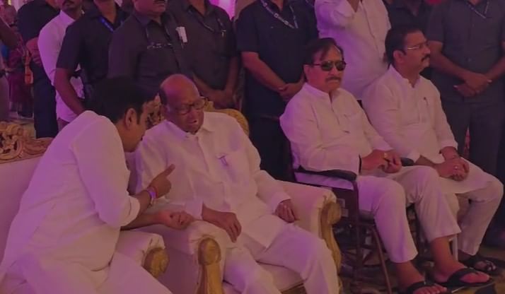 नेत्याने उपस्थित राहून आपल्या मुलाला आणि त्याच्या वधूला आर्शीवाद द्यावे यासाठी कार्यकर्त्यांनी आपल्या मुलाच्या विवाह सोहळ्याची वेळ आणि ठिकाण बदलल्याने या विवाह विवाहाची चर्चा सध्या सर्वत्र सुरू आहे.या सोहळ्यास शरद पवार, विजयसिंह मोहिते पाटील, धैर्यशील मोहिते पाटील,उत्तम जानकर, हर्षवर्धन पाटील, अभिजीत पाटील, नारायण आबा आदी मंडळी उपस्थित होती.