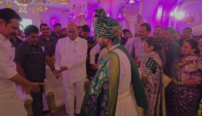 मात्र शरद पवार यांच्या आधीच ठरलेल्या व्यस्त कार्यक्रमामुळे रवी पाटील यांच्या गावी विवाहस्थळी पोहोचणे शक्य नव्हते. मग कार्यकर्त्याने आपल्या नेत्याने विवाहाला उपस्थित राहून वधू-वराला शुभेच्छा द्यावात यासाठी चक्क विवाह स्थळच बदलले.
