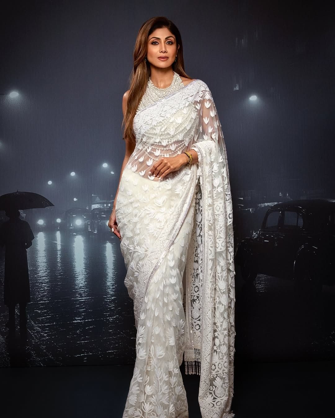 आजही शिल्पा चाहत्यांना फॅशन गोल्स देत असते. शिल्पा सोशल मीडियावर कायम सक्रिय असते. सोशल मीडियावर तिच्या चाहत्यांची संख्या देखील मोठी आहे.