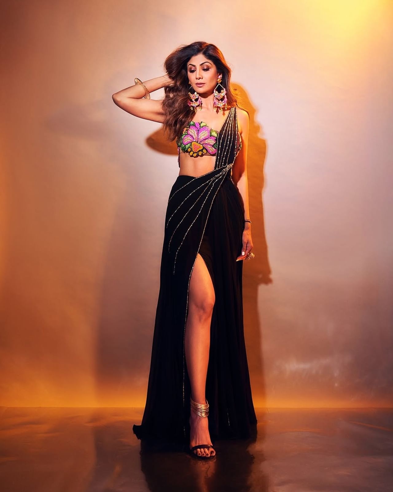 अभिनेत्री शिल्पा शेट्टी बॉलिवूडचा एक काळ गाजवला. आता अभिनेत्री मोठ्या पडद्यापासून दूर असली तरी, कोणत्या न कोणत्या कारणामुळे चर्चेत असते.