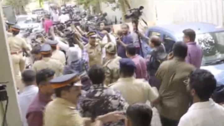 Shivsena UBT March : ठाकरे गटाचा हंडा मोर्चा; पोलिसांकडून आंदोलकांची धरपकड Shivsena UBT March : ठाकरे गटाचा हंडा मोर्चा; पोलिसांकडून आंदोलकांची धरपकड